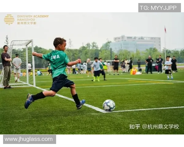 tb足球球衣的时尚潮流与运动性能完美结合,助你在场上场下都能尽显风采 tb足球球衣的时尚潮流与运动性能完美结合,助你在场上场下都能尽显风采