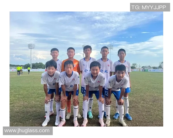 热爱足球的少年们在绿茵场上追逐梦想与激情的故事